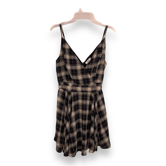 MEDIUM JUNIORS ESSUE PLAID DRESS SLEEVELESS ACADEMIA PREPPY LINED BEIGE BLACK - Picture 1 of 11